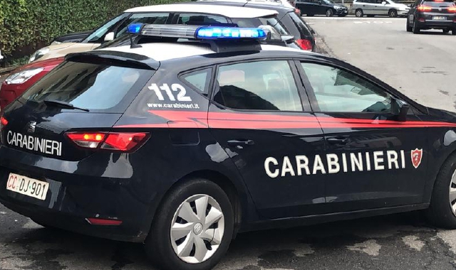 Le accuse e il vaso lanciato dal balcone: scontro tra vicini a Casciago