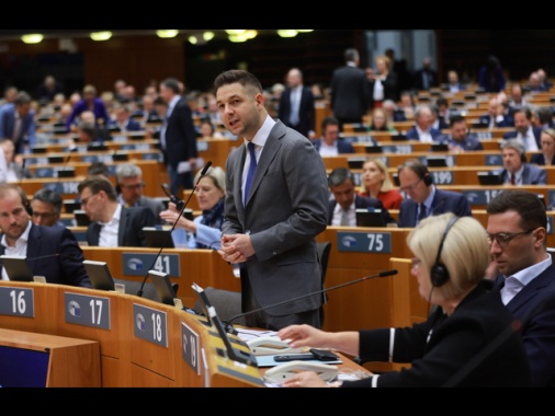 Ok del Pe a nuovi dazi a Mosca, maggioranza divisa