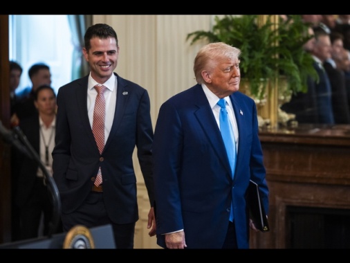 Trump plaude alla Camera per il budget, forte taglio tasse