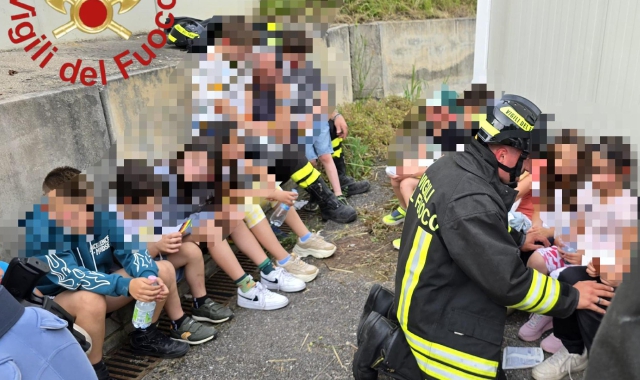 Nella foto in alto, i bambini della scuola primaria di Cazzago Brabbia soccorsi dopo l’incidente di lunedì. A sinistra,la maestra Domenica Russo morta nello schianto e qui soprail pullman devastato dopo la collisione con un camion