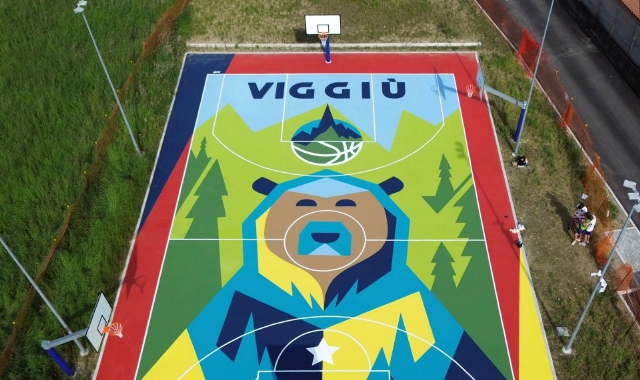 L’orsa gigante sul campo da basket