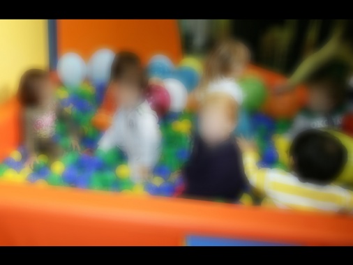 Offese, minacce e botte ai bimbi, interdetta maestra