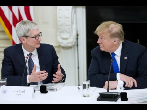 Trump minaccia dazi del 25% su Apple se non produce in Usa