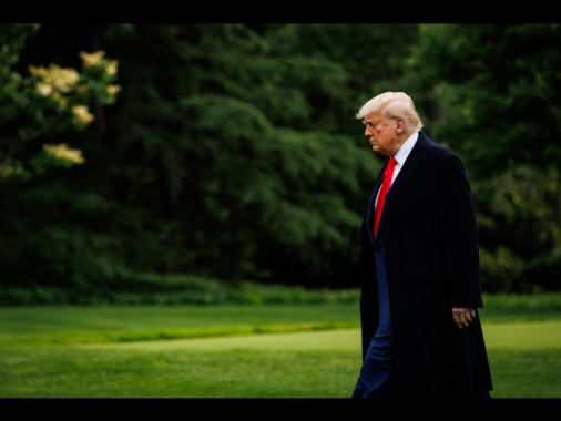 Trump minaccia dazi al 50% all'Ue. Piazza Affari -2%