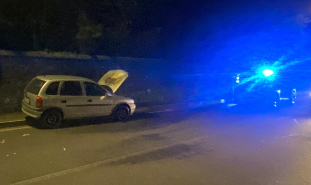 Fiamme dal cofano, paura in via Manin