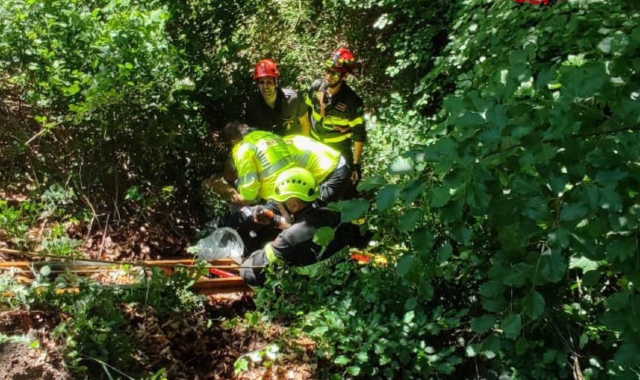 Cade nella scarpata, ciclista soccorso a Marchirolo
