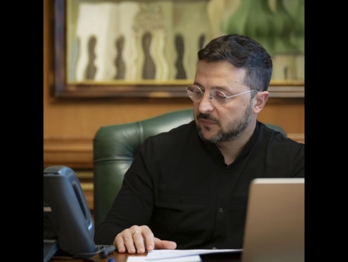 Zelensky, 'più sanzioni a Mosca, costringerla alla pace'