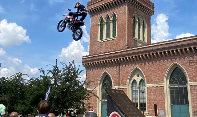 Evoluzioni su due ruote, mototerapia a Busto