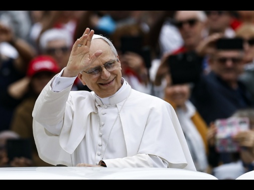 Il Papa, abbraccio i popoli che soffrono per la guerra