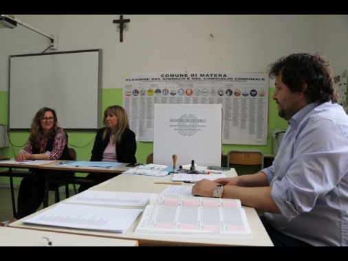 Affluenza ancora in calo, alle 19 ha votato il 33,48%