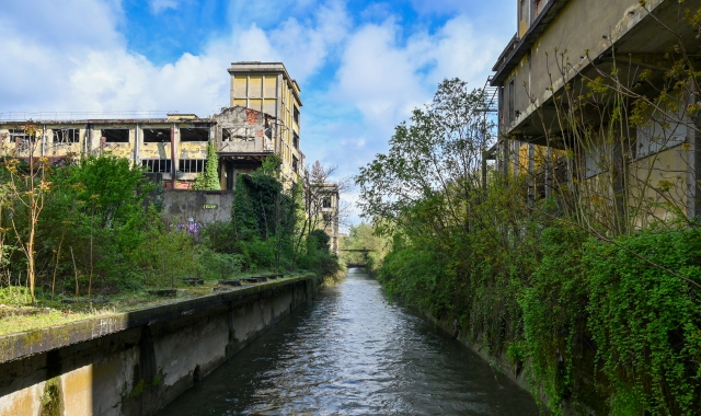 Un immagine di come si presenta oggi lo stabilimento di Cairate. L’area è tagliata in due dal fiume Olona, trasformato in un canale