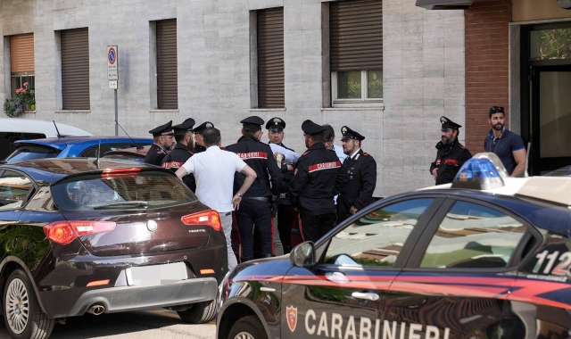 Il luogo del delitto e gli inquirenti  (foto Blitz)