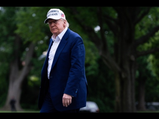 Trump: 'Putin impazzito, Russia cade se cerca prendersi Ucraina'