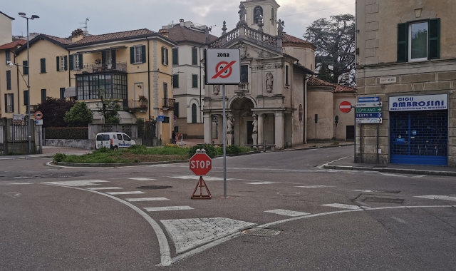 Il cartello del fine 30 all’ora in fondo a via Luini