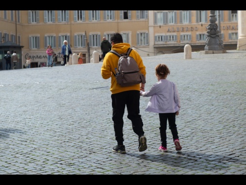 Inps, nel 2025 3 mesi di congedo parentale pagati all'80%