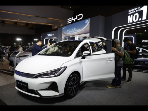 Byd a -8,6% a Hong Kong dopo taglio prezzi alle e-car