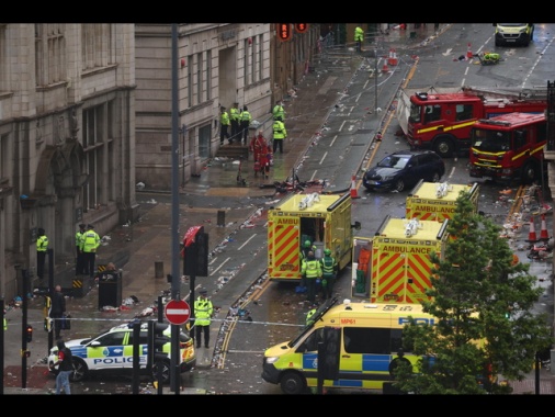 Auto su pedoni a Liverpool, l'antiterrorismo indaga
