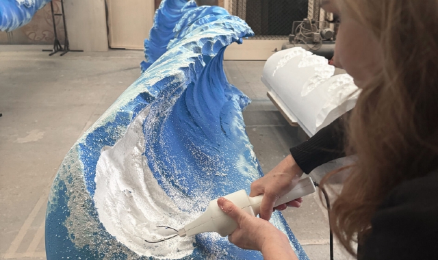 Chiara Dynys mentre crea l’installazione, foto di Giulio Buono Studio Blu