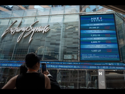 Borsa: Hong Kong negativa, apre a -0,38%