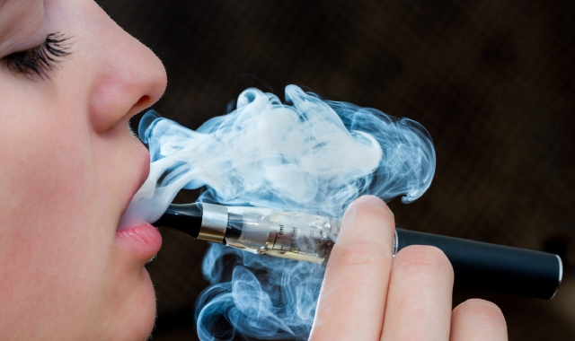 Sigarette elettroniche comperate online e rivendute fuori dalle scuole. Alcuni genitori le avrebbero trovate negli zaini dei loro figli 