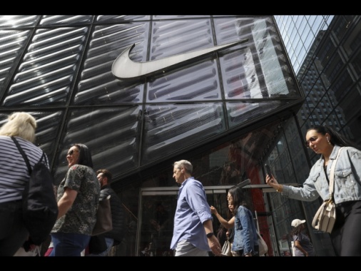 La fiducia dei consumatori americani sale a 98, sopra le attese