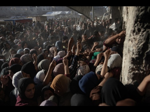 Media Gaza, 'folla assalta il sito di aiuti a Rafah'