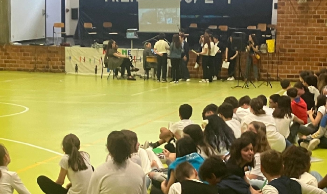 Gli studenti della Vidoletti riuniti per il collegamento con Gaza