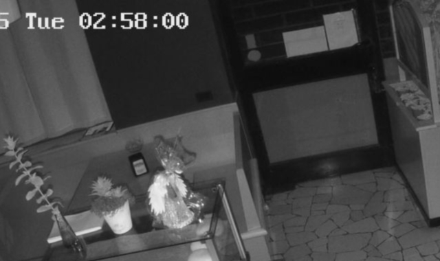 Le immagini riprese dalle telecamere interne del bar di San Macario preso di mira dai ladri: è l’ennesimo colpo in città