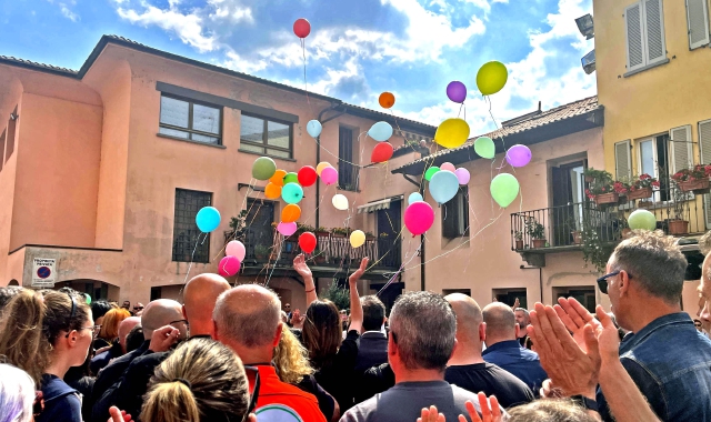 Nelle foto Blitz alcuni momentidei funeralidella maestraDomenica Russo (a destra)ieri pomeriggionella chiesadi San Bernardino