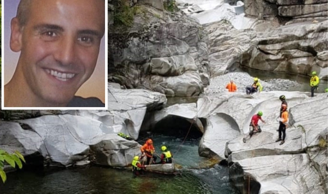 Matteo Scarabelli, primo da sinistra, con un gruppo di amici durante una giornata sugli sci. Sotto ritratto nelle figurine della Gerenzanese, dove allenava le giovanili 