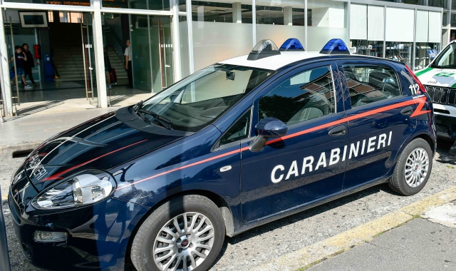 Collana strappata, ceffoni e fuga. Ma viene acciuffato