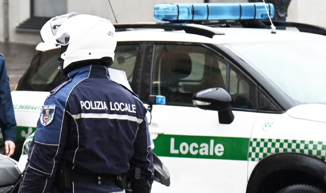 Accoltellato e sanguinante, tenta di salire sul treno: 23enne soccorso a Saronno