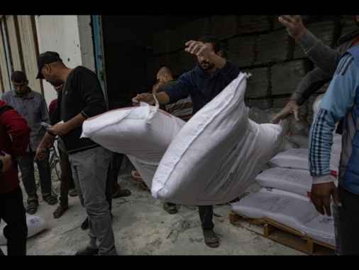 Gaza, assaltato e saccheggiato un deposito di cibo dell'Onu