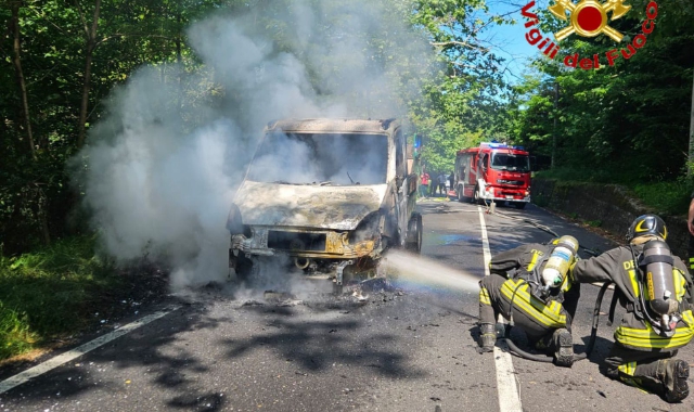 Furgone in fiamme a Montegrino