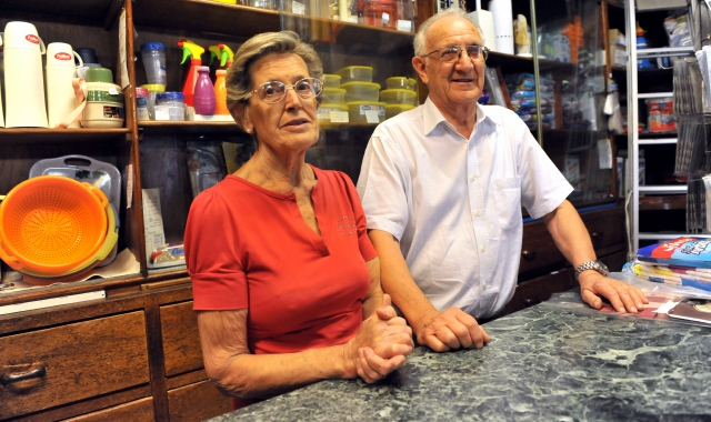 Marisa e Piero Cermesoni nel loro negozio (foto Blitz)