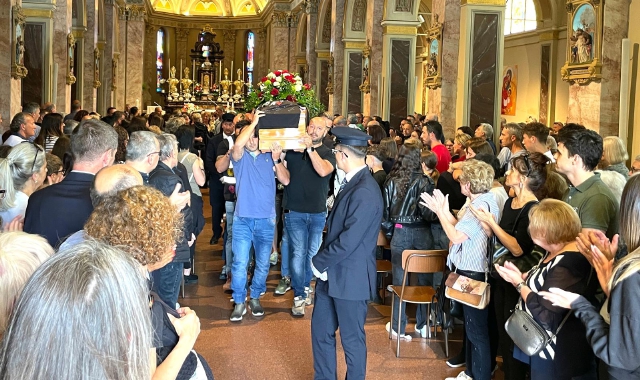 L’uscita dalla chiesa del feretro (foto Domenico Ghiotto/BLITZ)