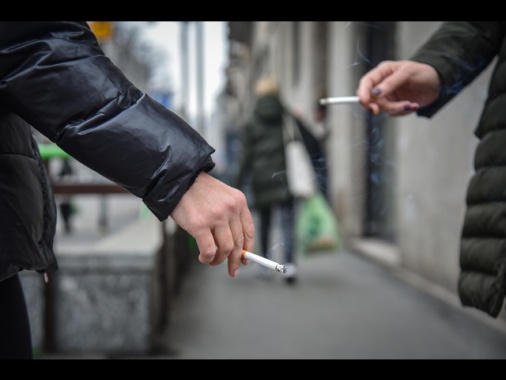 Francia, divieto di fumo in luoghi pubblici all'aperto da luglio