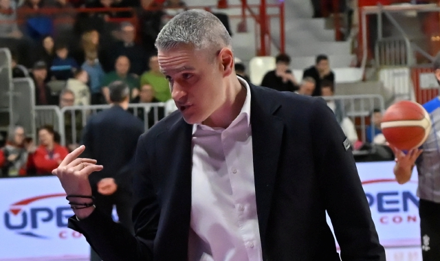 Coach Ioannis Kastritis con il varesino Matteo Librizzi, che resterà all’Openjobmetis per i prossimi tre anni