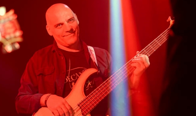 Leonardo con il suo amato basso, che suonava nella cover band Decanter