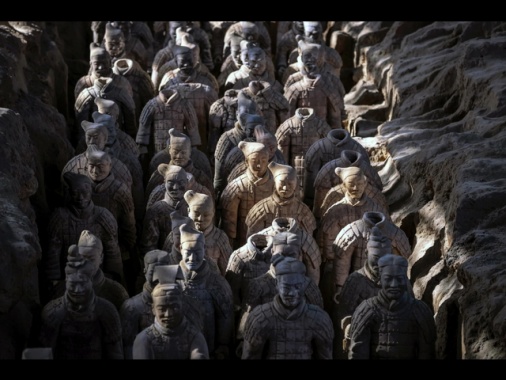 Cina, turista danneggia due guerrieri di terracotta a Xi'an