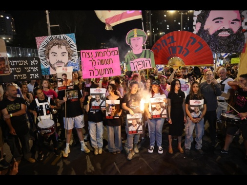 Media, 'controproposta di Hamas, rilascio dei rapiti in 5 fasi'