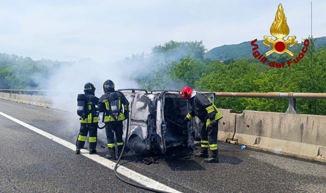 I vigili del fuoco durante le operazioni di spegnimento delle fiamme