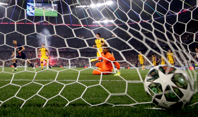 Il gol di Hakimi che ha aperto le marcature per il Psg (foto Ronald Wittek/EPA)