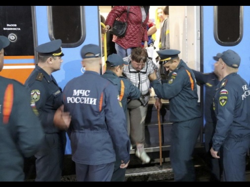 Crolla un ponte e deraglia un treno in Russia, tre morti