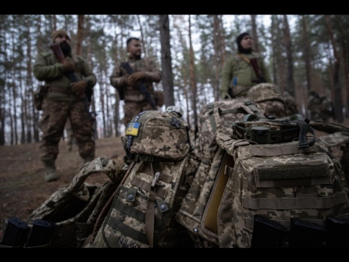 Deraglia treno militare russo in Ucraina, Kiev rivendica attacco