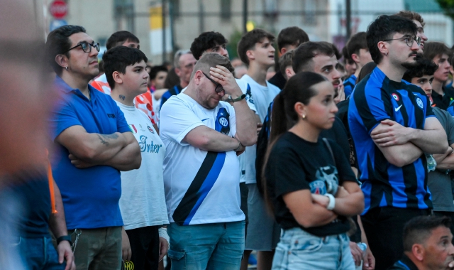 La delusione degli interisti a Varese per la sconfitta nella finale di Champions League 