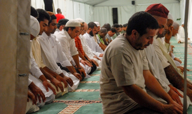 Islamici in preghiera  (foto Archivio)