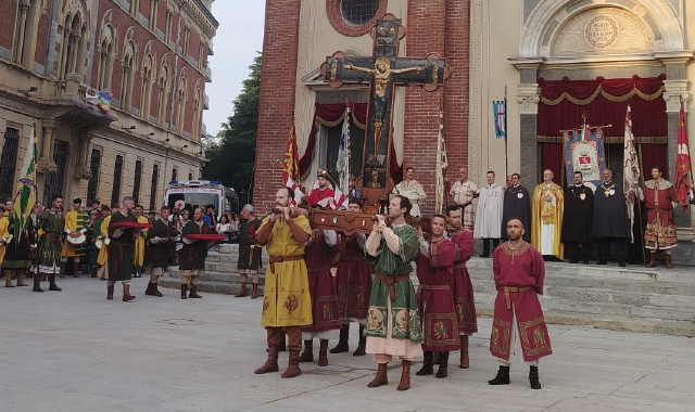 Un’immagine della Traslazione della Croce che si è svolta ieri sera in piazza San Magno