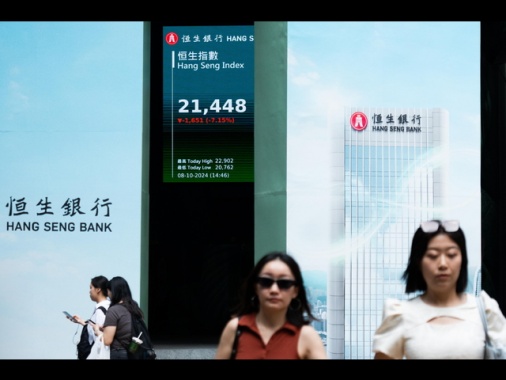 Borsa: l'Asia paga le tensioni sui dazi, Hong Kong -1,6%