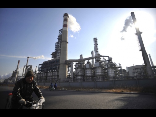 Prezzo del petrolio in crescita, spinta da tensioni geopolitiche